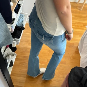 Jeans m coola fickor  - Jätte snygga jeans som ej kommer till användning längre! Sprättat upp sömmen längre ner för att de ska bli längre, fortfarande lite korta på mig som är ca 172 cm 💓💞