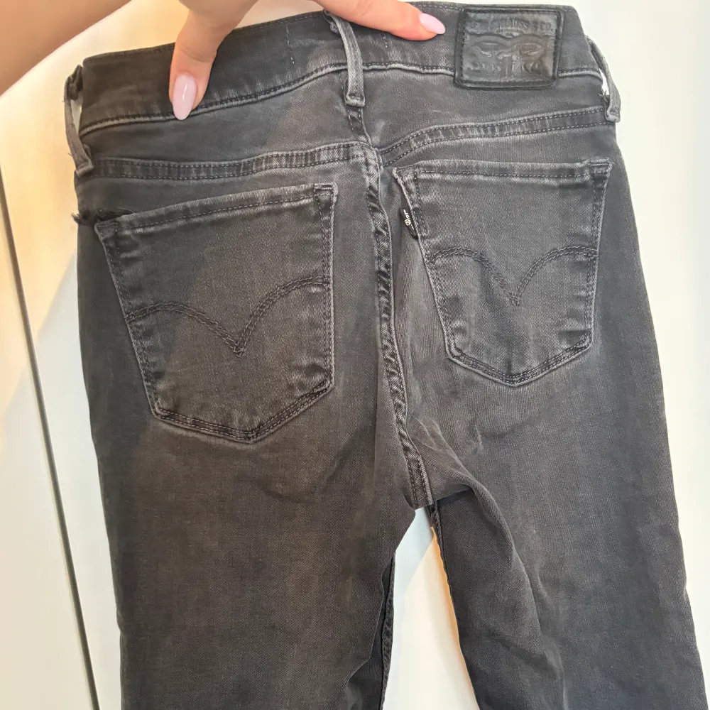 Levis jeans, mörk gråa, utvättad stil. Storlek 24 i midja, går ner till anklarna på mig som är 167 cm. Lågmidjad . Jeans & Byxor.