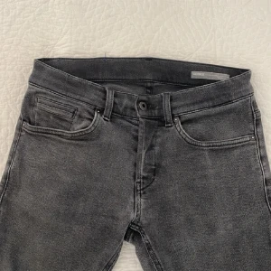 Dondup - Säljer nu ett par mörkgrå Dondup George. De är i strl 31 men skulle säga att de passar mindre än så.