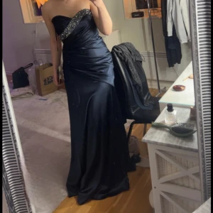 Balklänning - Super fin balklänning som tyvärr aldrig kom till använda då den är för liten för mig. Klänningen är då endast testad och aldrig använd, priset kan diskuteras (nypris 3000kr)💕 Det är bara att höra av sig om du funderar över något☺️