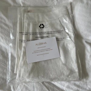 Linnebyxor - Säljer ett par ALOBHA LABEL CLASSY LINEN PANT i storlek M! Säljer eftersom jag beställde två storlekar! Linnebyxorna är otroligt fina och kvaliteten känns riktigt bra! Dom är inte genomskinliga och är tillräckligt långa för mig som är 174! Passar M-L