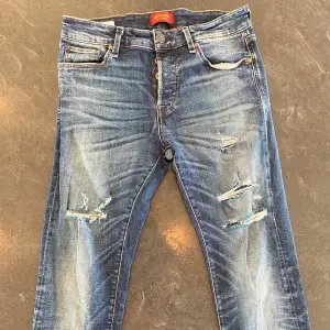 Snygga Jack & Jones slim Glenn jeans. Najs slitningar o go passform. Storlek 29/32 Slim Glenn. Kontakta för fler frågor eller funderingar 