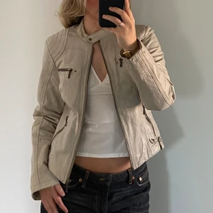 Skinnjacka  - Säljar denna vintage vit/beiga Saki skinnjackan då den inte kommer till användning längre. Storlek 38. Några defekter som hål under ena vänsterfickan. Om du har frågor eller önskar fler bilder är det bara att hmu!💞