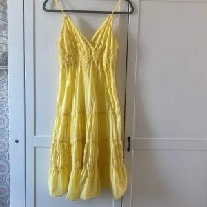 Supersöt gul klänning, ena bandet är sönder där bak som syns på bilden men inget som märks!
