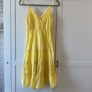 Supersöt gul klänning, ena bandet är sönder där bak som syns på bilden men inget som märks!