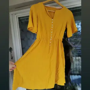 Superfin gul klänning med knappar! Insydd i midjan. Står S men sitter nog mer som M. Lite skrynklig då den inte kommer till användning för tillfället, hoppas någon kan ändra på det!! 🐤💛🌻 #dress #yellow #cute #vintage