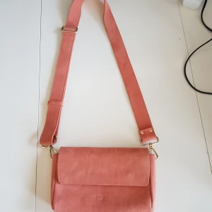 Ann Kurtz, axelremsväska, orange - Som ny, använd 1 gång.