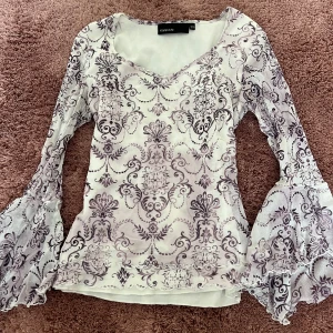 Tröja -  Jättefin tröja med utsvängda armar det är storlek XS men skulle mer säga S passa perfekt och sitter tajt runt kroppen har fin urringning och utsvängda armar med mönster💞