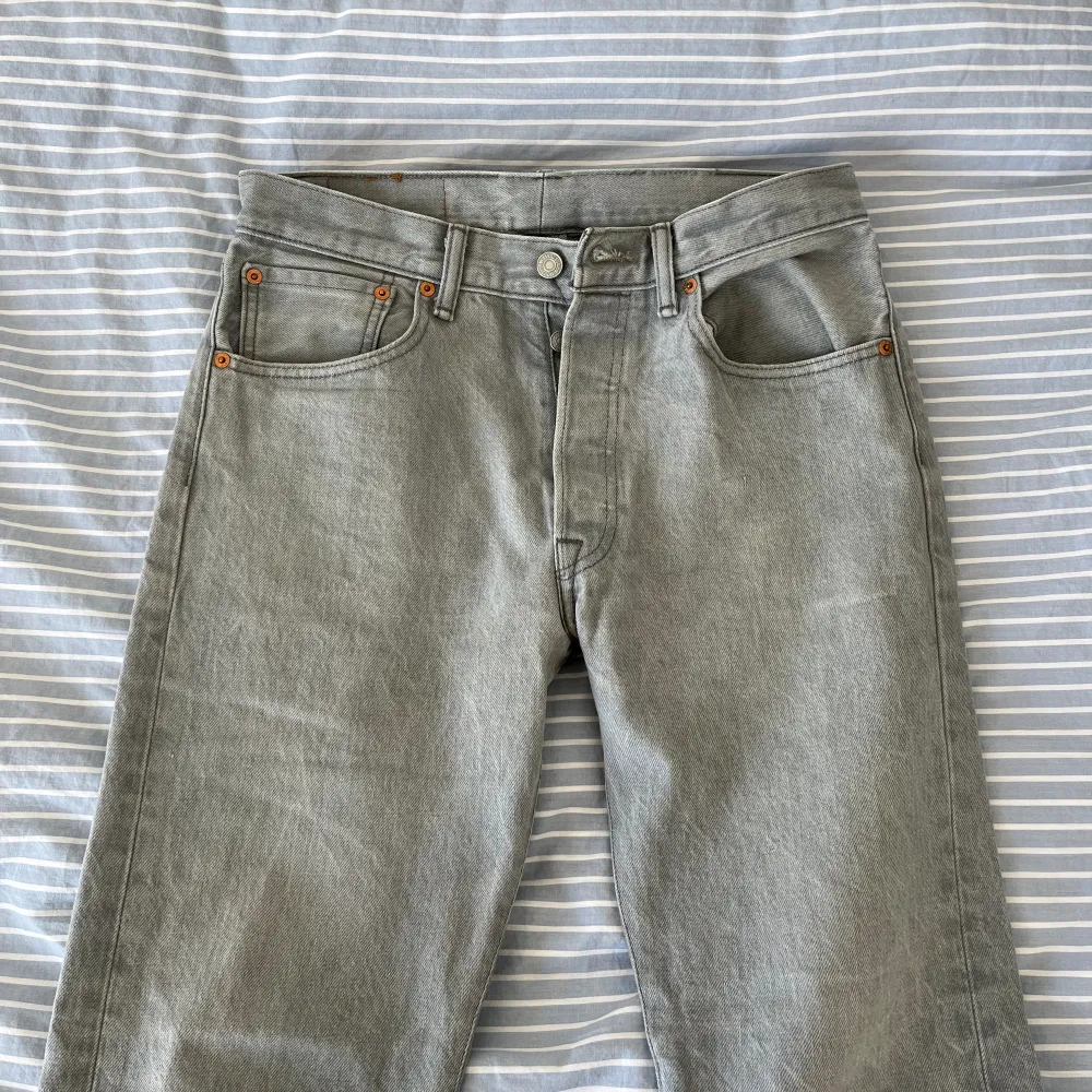 Modell: 501 | Nypris: 1100 kr | Skick: 6/10 (se sista bild). Jeans & Byxor.