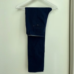 Polo Ralph Lauren Chinos  - | Polo Ralph Lauren | Marin Blå Chinos | 14 år | Ny skick, inga defekter | Nypris: 1490 kr |