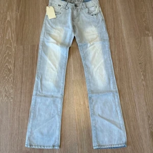Low waist jeans - Säljer ett par as snygga jeans med prislapp på💘