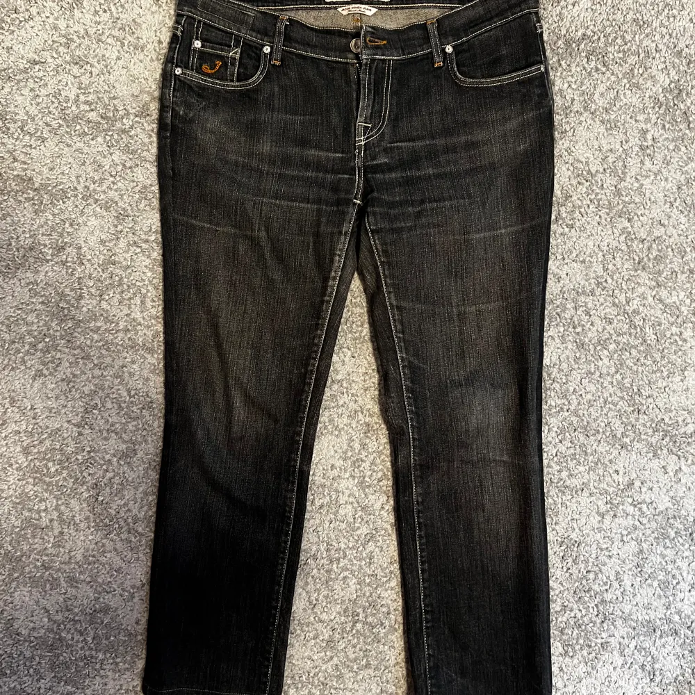 Tjena, säljer nu dessa as feta jeans från Jacob Cohën | Storleken är 33 (passar 30) | Färgen är svart/mörkblå och skicket är 9,5/10 | Hör gärna av dig vid minsta lilla fundering 😊. Jeans & Byxor.