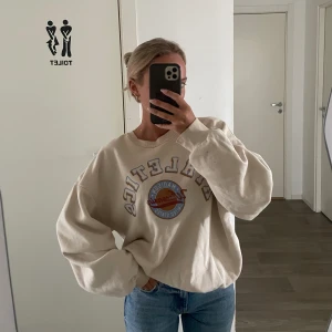 Beige sweatshirt  - En beige collage sweatshirt från Ginatricot.