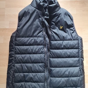 Lyle and scott väst - Säljer min lyle and scott väst när den nu blivit för liten. Den är använd ett par gånger och är i mycket bra skick.