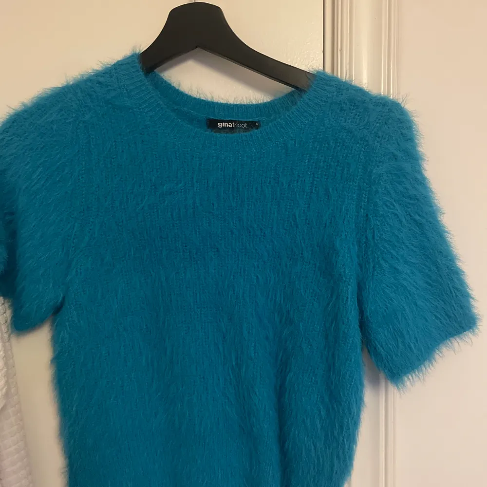 Blå fluffig tröja från Gina Tricot!  Super mysigt material! Säljs då den inte används. Inga tecken på användning💘. Toppar.