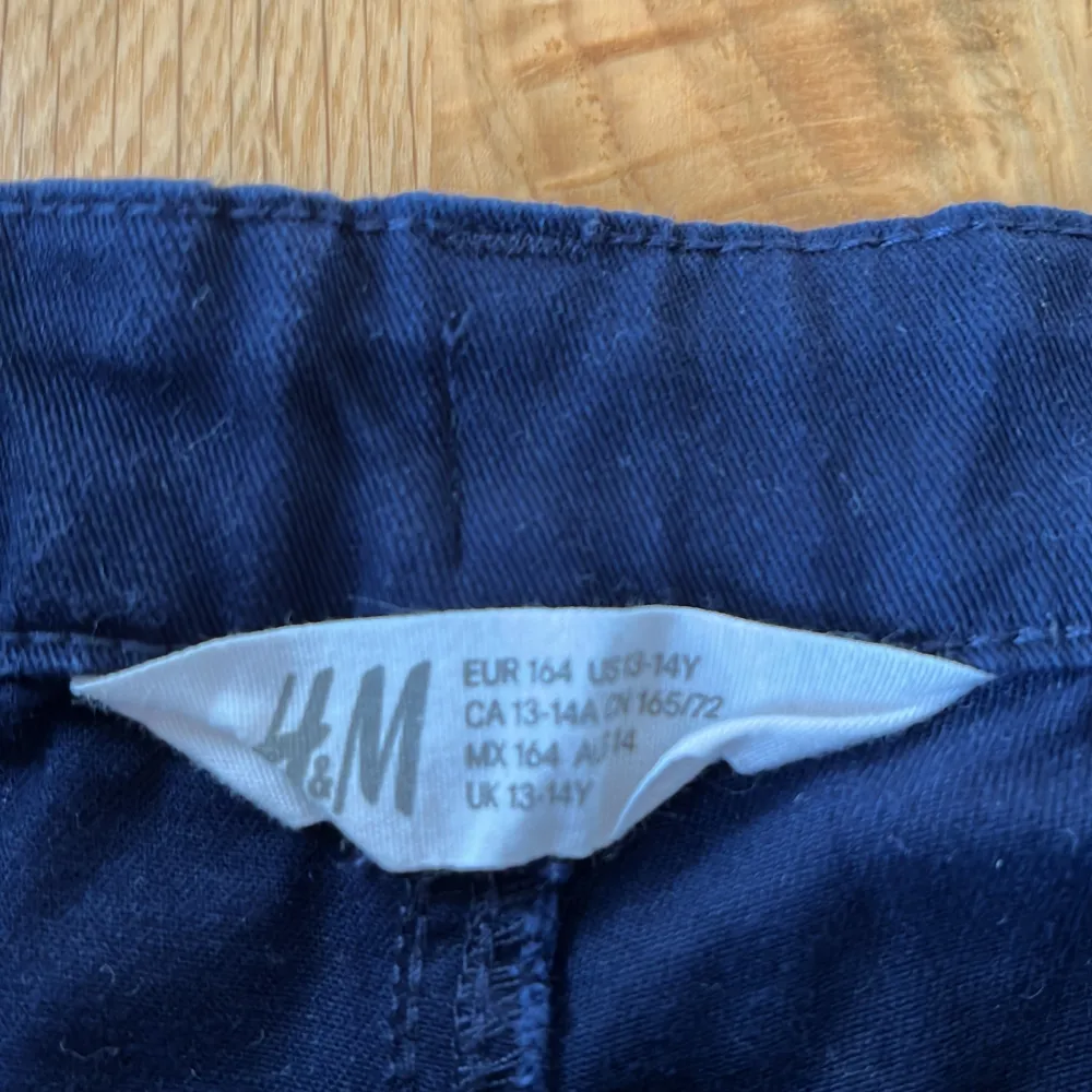 Ett par mörkblåa jeans shorts från H&M i stolek 164. Nypris:ca 150kr.  De är i väldigt bra skick då de är aldrig använda! Kontakta mig för fler bilder!👍🏻. Shorts.