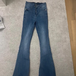 Utsvängda jeans - Ett par mörk blåa jeans från Bubbleroom. Aldrig använda, dock provade och i storlek 36.