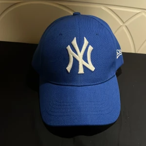 New era mlb, yankes cap - new york yankes keps, använd max 1 gång, lite för liten för mitt huvud, 