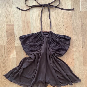 vintage halterneck - perfekt till sommar. går att ha som både tube topp och halterneck.   40cm tvärs över  42cm lång
