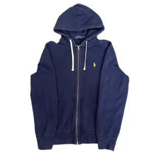 Mörkblå Ralph Lauren Zip up Hoodie - Ralph lauren Zip Up hoodie, Bra kvalite 8/10 då det är lite rost på dragkedjan men man ser knappt.  (Storlek M men passar S) Skriv gärna vid funderingar! 