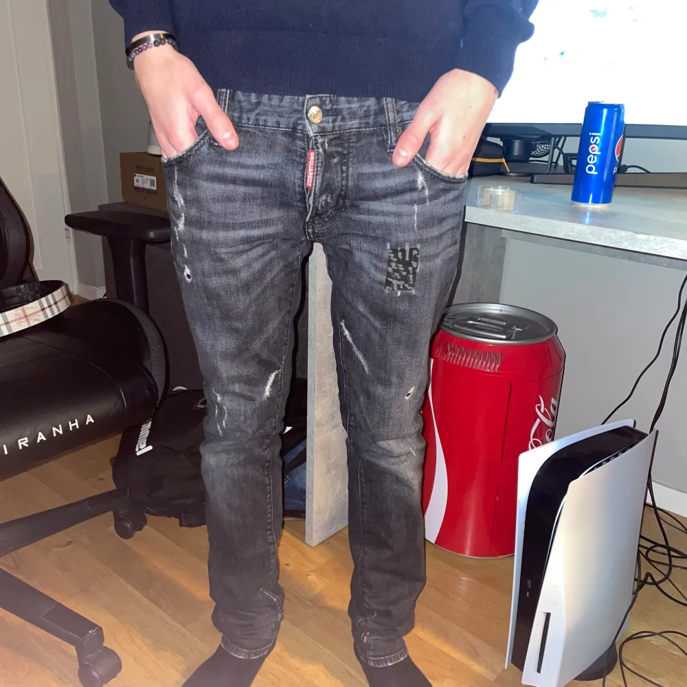 Säljer mina äkta dsquared 2 jeans köpta från vestiaire collective pris kan diskuteras eller byte, jag är 180 och väger 62 kg . Jeans & Byxor.