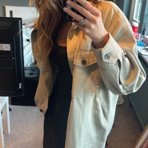 Jeansjacka - En jättefin jeansjacka som är perfekt nu till våren/somaren💘💘💘