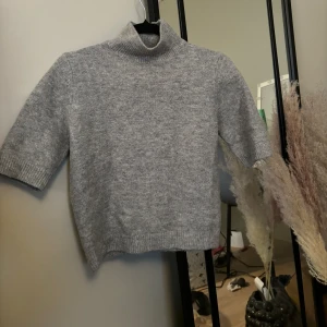 Stickad kortärmad tröja - En jätteskönt tröja från zara, använd ett fåtal gånger men fortfarande jättebra skick! Storlek M men skulle säga mer som en S🤍