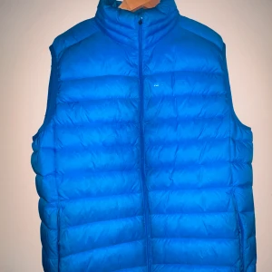 Everest Väst - Fräsch och rökfri blå Everest Väst som endast använts under en vinter. Nypris ligger på 450kr!