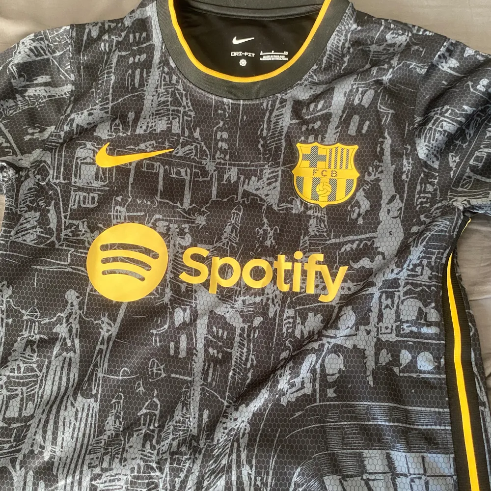 Hej säljer min helt nya Barcelona t-shirt Pågrund av ingen användning och vill bli av med den 10/10 i sick . T-shirts.