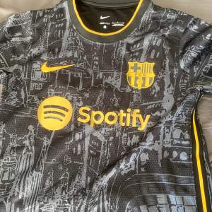 Hej säljer min helt nya Barcelona t-shirt Pågrund av ingen användning och vill bli av med den 10/10 i sick 