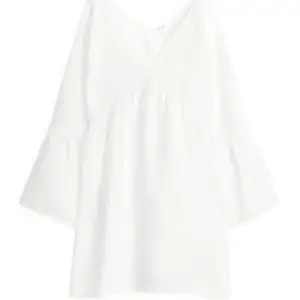 Superfin klänning i linne från Arket, helt ny!! Perfekt till studenten eller som sommarklänning, icke genomskinlig. Orginalpris 700kr