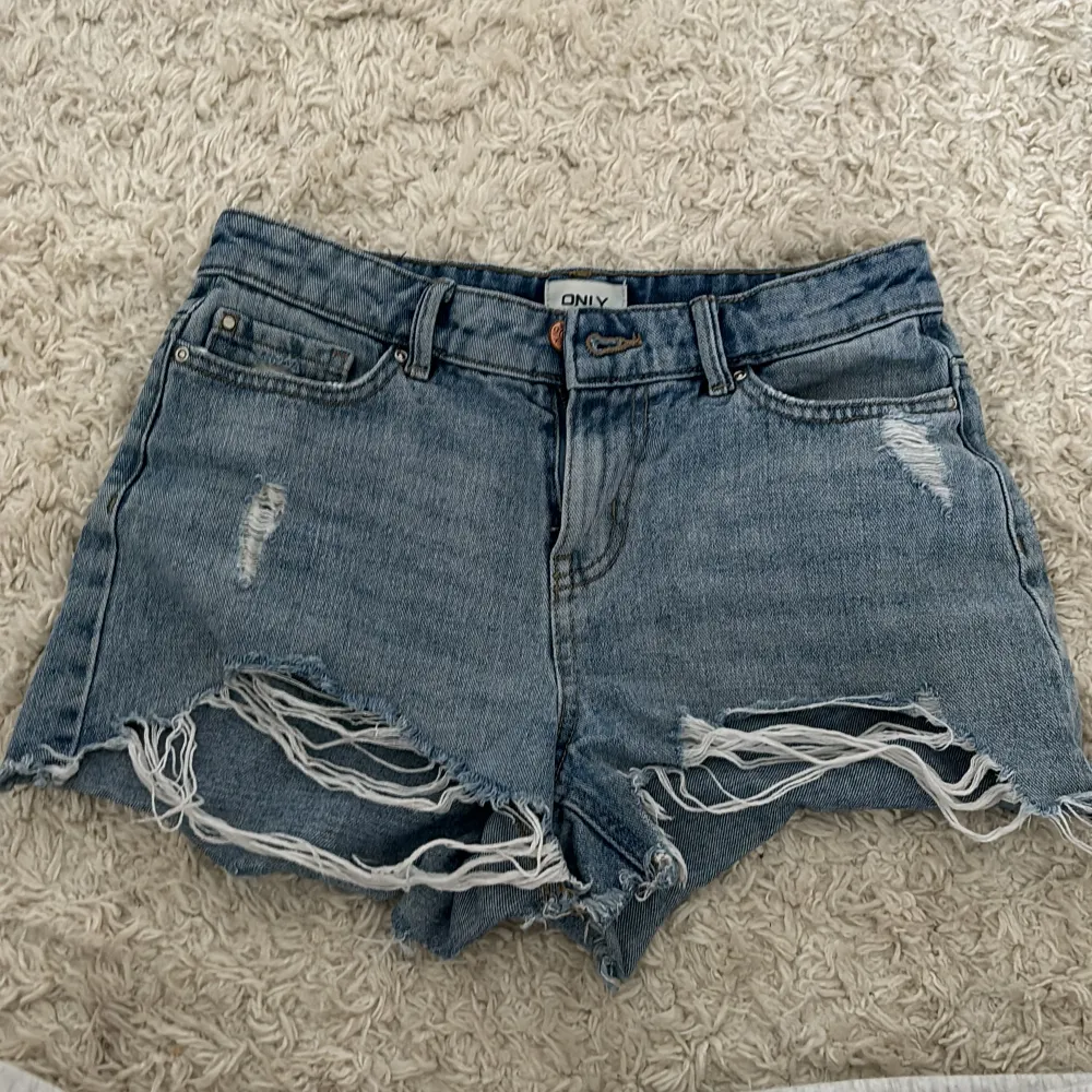 Superfina jeansshorts från only 💕💕 Mid/Low waist . Shorts.