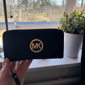 Michael Kors plånbok - En fin plånbok från Michael Kors som tyvärr inte kommer till användning längre. Den är i skapligt bra skick. 