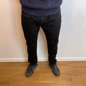 Levi’s 502 - Et par Levi’s 502 i färgen svart, i nyskick endast använda ett fåtal gånger.  Tveka inte på att höra av er vid frågor eller funderingar!!  Mvh/ Re:New Closet