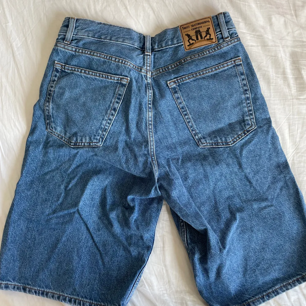 Helt nya jeansshorts utan fläckar! Storlek xxs men dem passar mig och jag har vanligtvist M. Säljer pga att jag inte använder de.. Shorts.