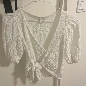 Vit topp från monki - Säljer min vita blus från monki i storlek xs. Använd minst 2 gånger. Säljer eftersom den inte kommer till användning 💕 skriv för fler bilder