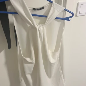 Vitt satin topp från zara  - Vit satin halterneck topp från zara storlek s. Skriv för flera bilder 💕