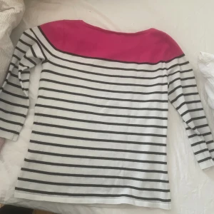 En fin topp/tröja - En super fin tröja som är använd ett par gånger och har ränder. Den är trekvartsärmad 