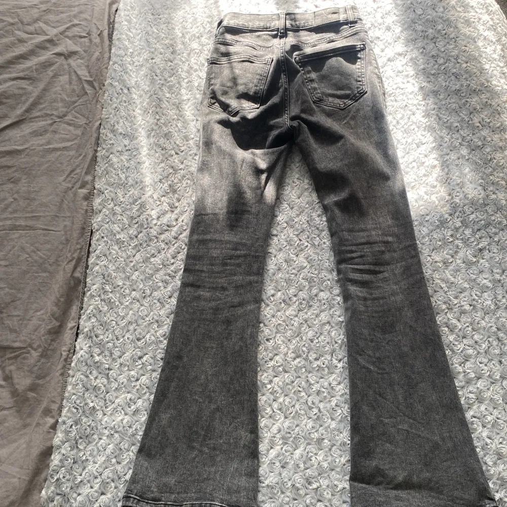 TRYCK INTE PÅ KÖP NU SKRIV PRIVAT FÖRST!🩷Low waist bootcut jeans från Gina tricot, använda fåtal gånger, jättefint skick🩷. Jeans & Byxor.