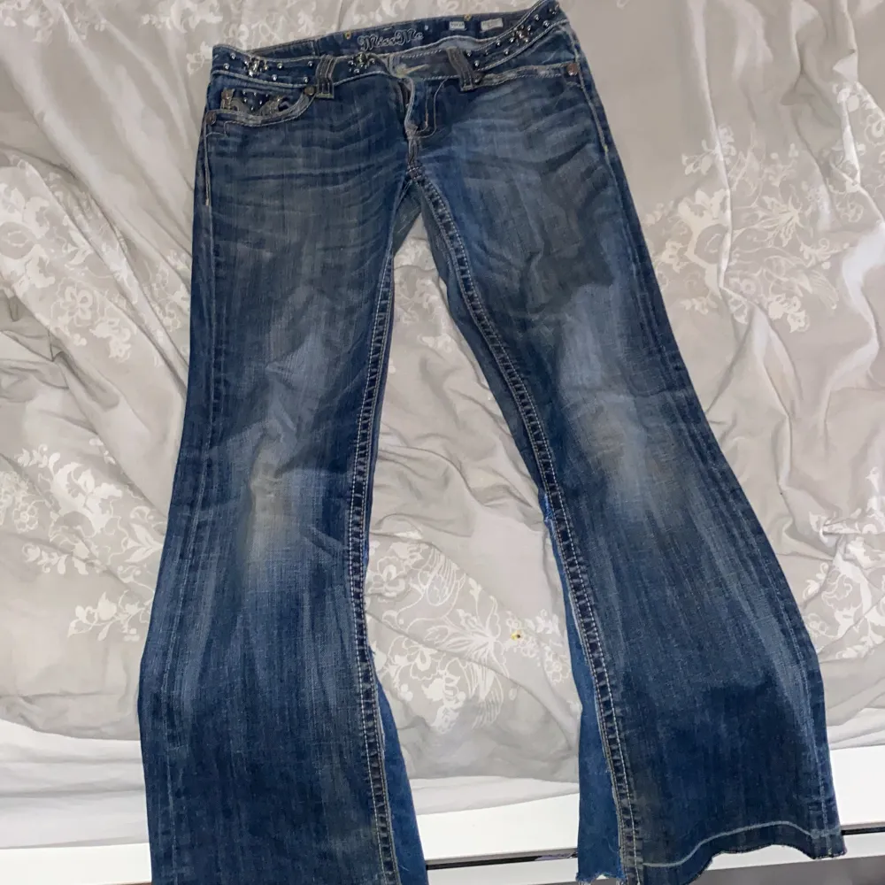 Tror att ni ser varför jag säljer dessa så billigt 😀 innerben 75 midja 36. Jeans & Byxor.