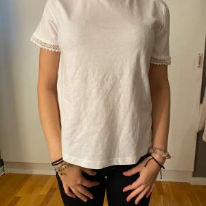 Helt ny zara t-shirt köpt utomlands för ca 190kr ❤️fina volanger på sidan❤️