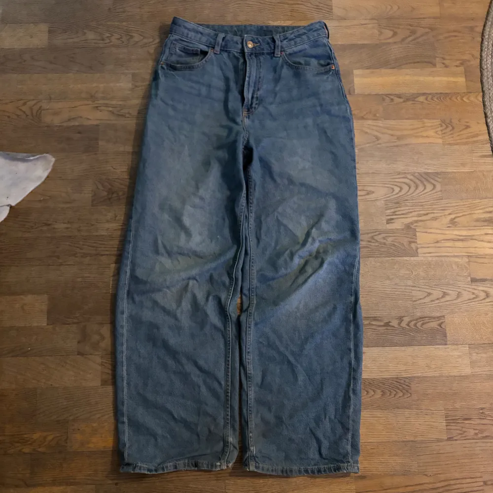 Baggy jeans från h&m, de är välanvända, defekterna finns i bilderna🫶 kontakta för mer information och bilder, säljer för jag tröttnat på jeansen och behöver pengar🤷‍♀️🤍  färgen kan skiljas lite från bilderna och irl🧍‍♀️👍. Jeans & Byxor.