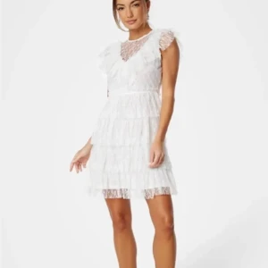 Vit studentklänning (litzy frill dress bubbleroom) - Säljer denna helt nya klänning i storlek 36 då jag hittat en annnan studentklänning. Lappen sitter kvar och den är helt oanvänd. 