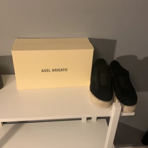 Axel Arigato  - Säljer nu mina Axel arigatos som har andvänds en del. Skorna är hyfsat fräscha och priset går att diskutera. Storlek 40-41, köpte för 2100 men säljer för 450