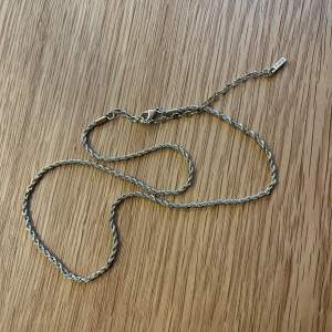 Halsband från pilgrim, köpte till min student. Men har inte användt det så mkt sedan desss.  Köptes för 399 kr  Säljer för 170 kr 