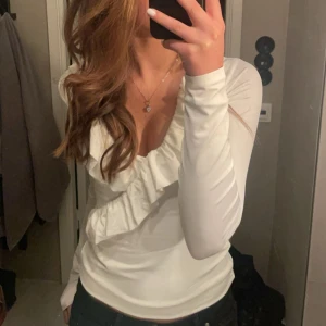 Volang topp - Superfin v ringad topp med volang, knappt använd och super skönt material💞pris går att diskutera ! storlek m men passar mig som brukar ha s, hör av vid frågor 💞