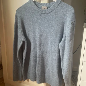 Stickad tröja - Stickad tröja från HM. Storlek L men passar M med. Fråga om du vill ha fler bilder. 