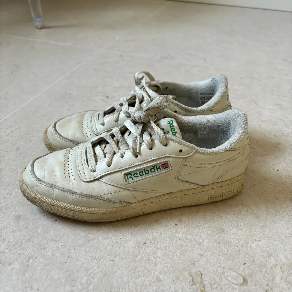 Säljer mina Reebok sneakers i modellen Club C 85 Vintage. Nypris 1215kr men säljer för 300kr🤍. Skor.