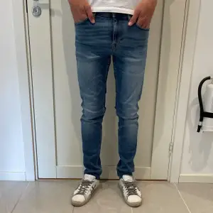 Säljer dessa snygga jeans från Tiger of Sweden, i strl 29 x 32. Skick 10/10. Modellen heter pistolero. Nypris 1500 kr. Personen på bilden är 182 cm. Skriv gärna vid fler frågor.