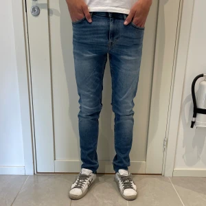 Tiger of Sweden jeans - Säljer dessa snygga jeans från Tiger of Sweden, i strl 29 x 32. Skick 10/10. Modellen heter pistolero. Nypris 1500 kr. Personen på bilden är 182 cm. Skriv gärna vid fler frågor.
